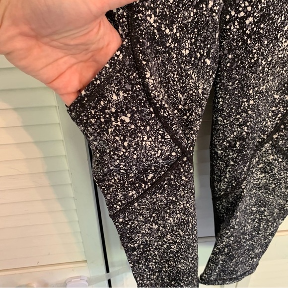 Lululemon Outrun 17" Crop Style W6ABNS Women’s Size 6 Splatter White Black/Black - Picture 4 of 15